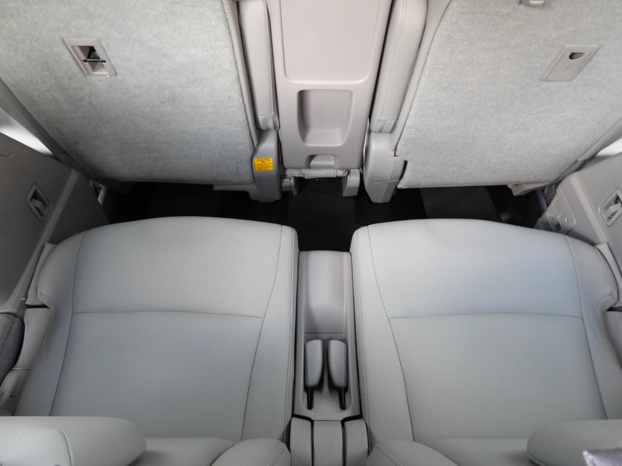 Toyota Highlander Base 2WD V6 2011