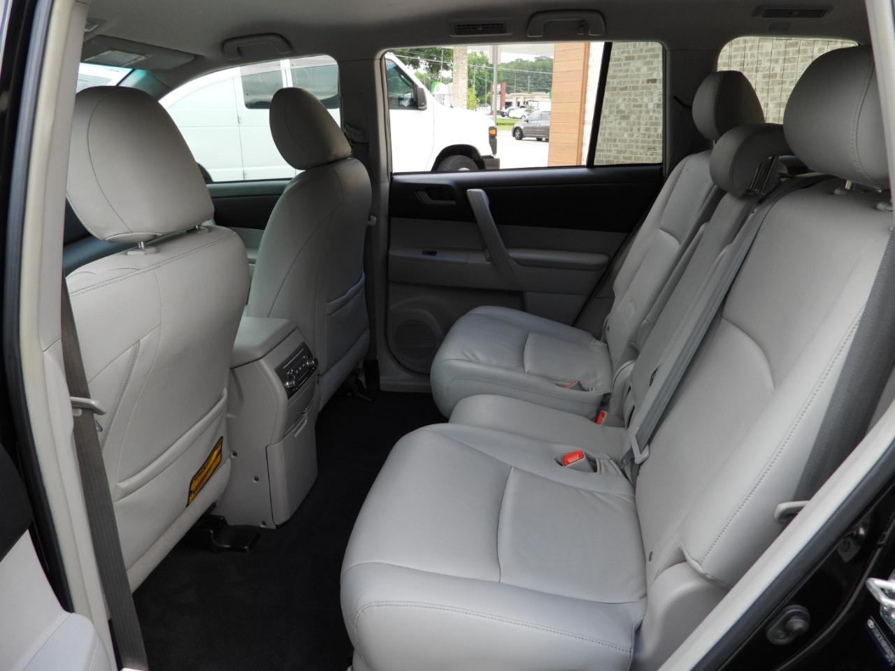 Toyota Highlander Base 2WD V6 2011