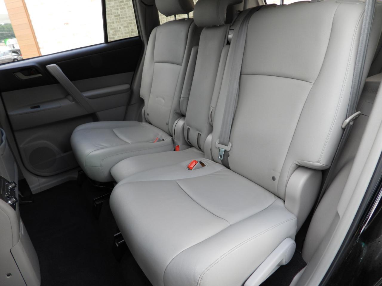 Toyota Highlander Base 2WD V6 2011