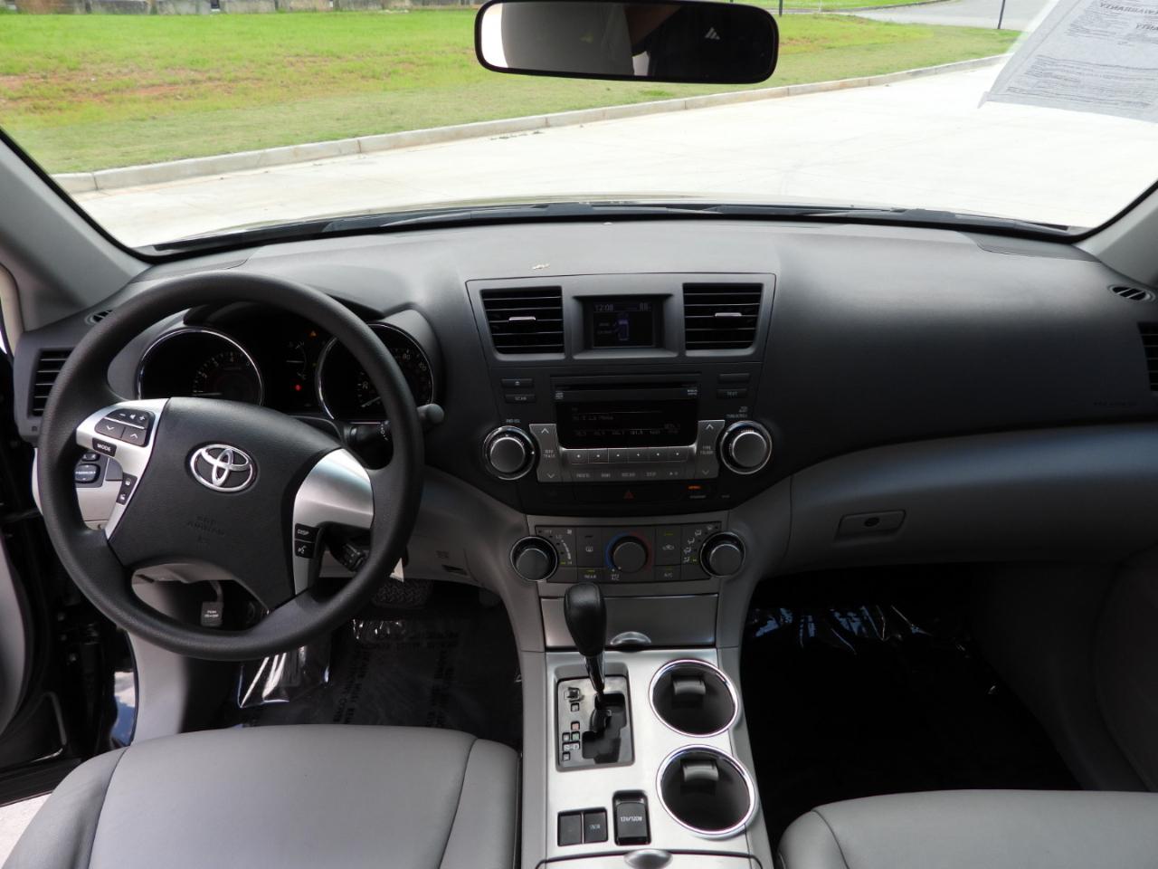 Toyota Highlander Base 2WD V6 2011