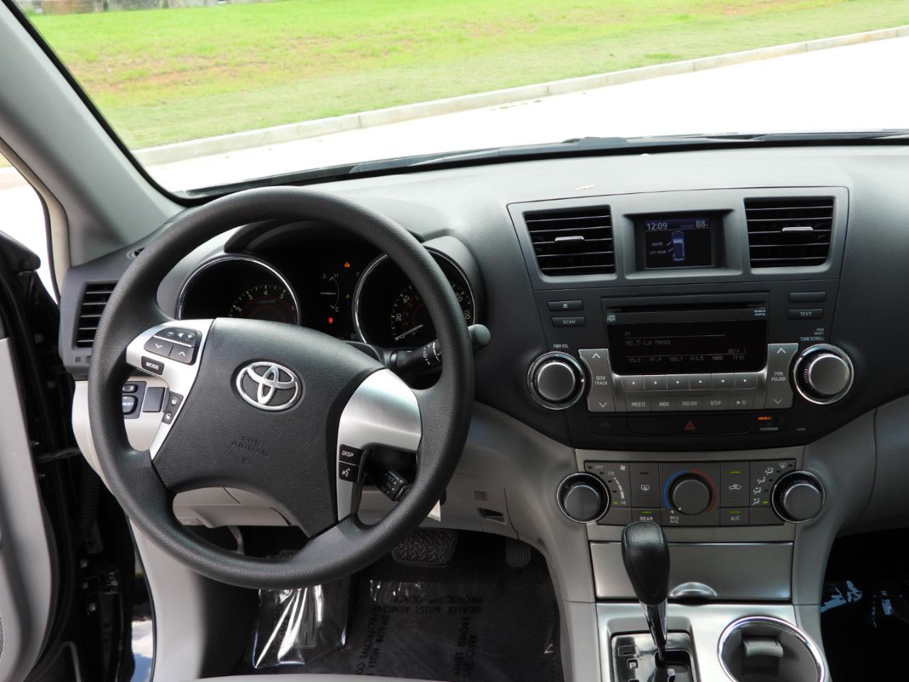 Toyota Highlander Base 2WD V6 2011