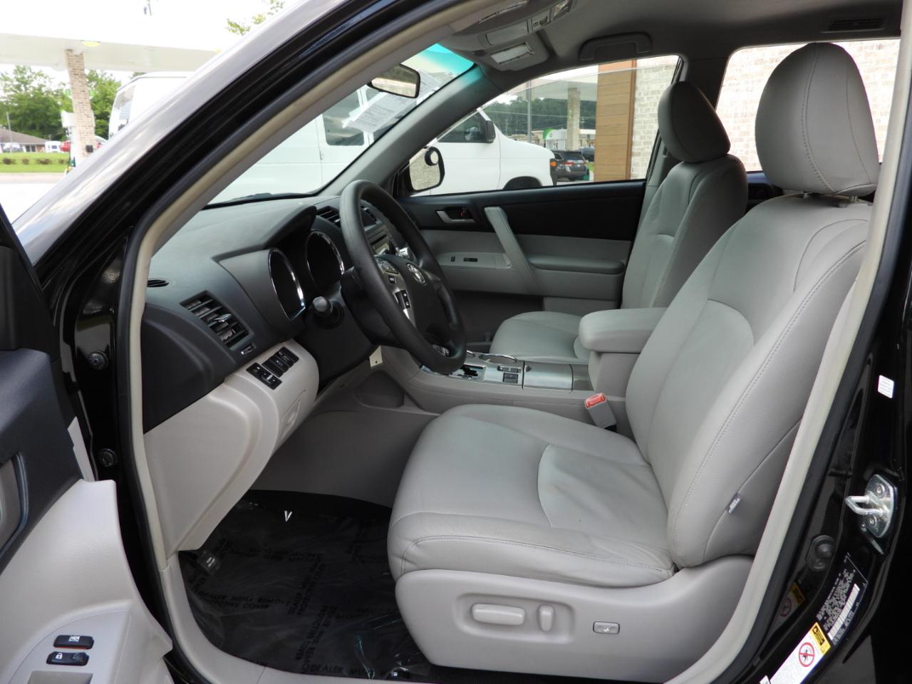 Toyota Highlander Base 2WD V6 2011