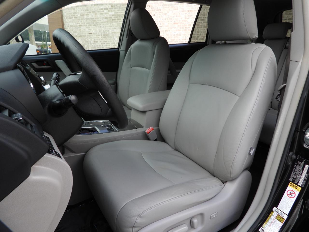Toyota Highlander Base 2WD V6 2011