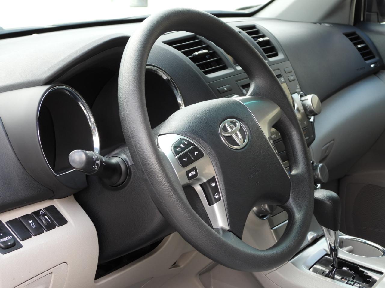 Toyota Highlander Base 2WD V6 2011