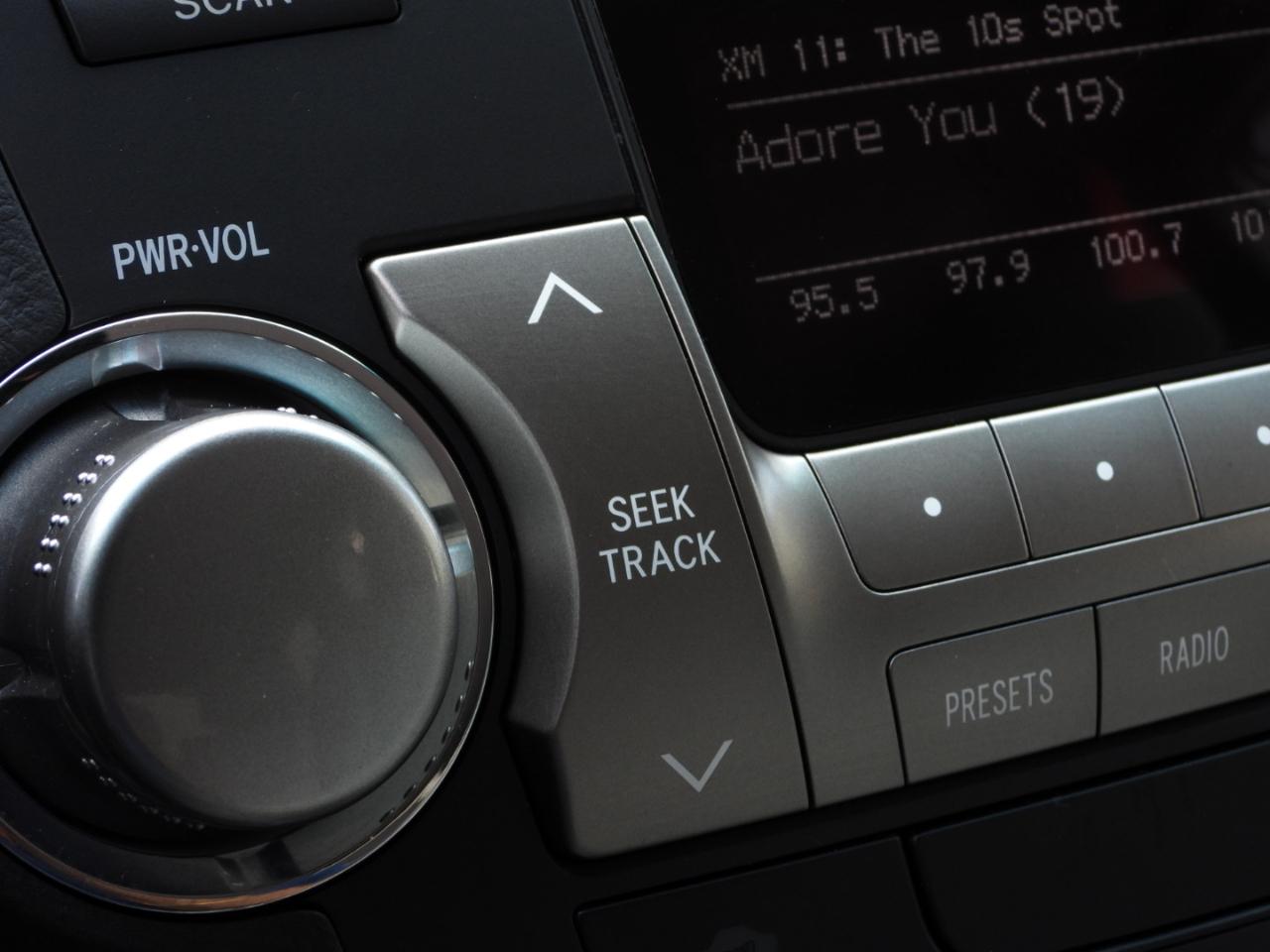 Toyota Highlander Base 2WD V6 2011