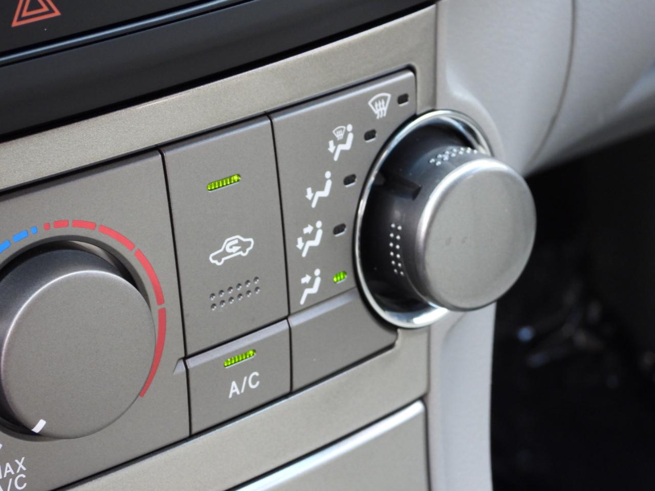 Toyota Highlander Base 2WD V6 2011