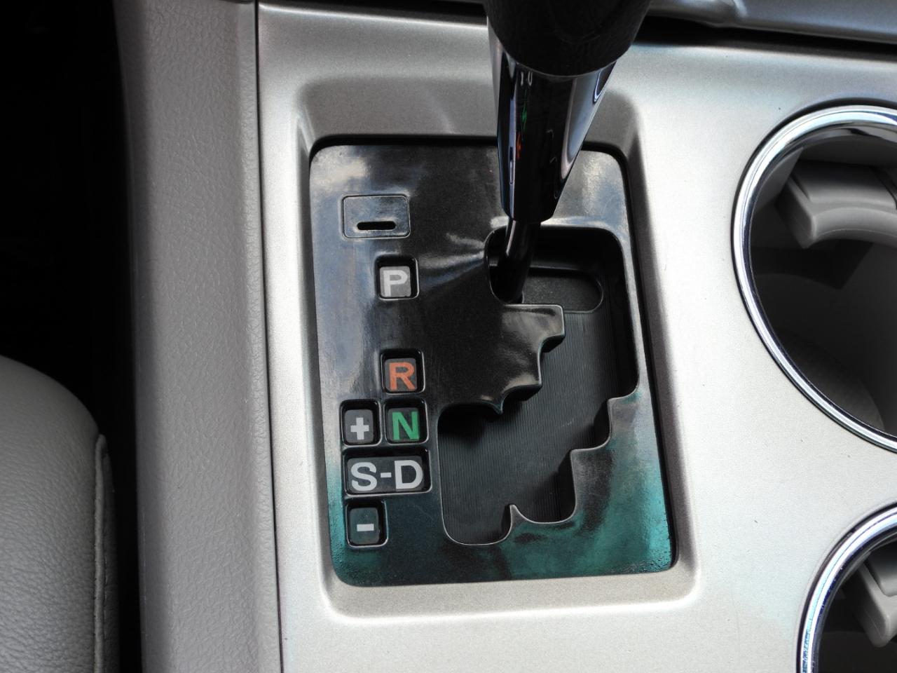 Toyota Highlander Base 2WD V6 2011