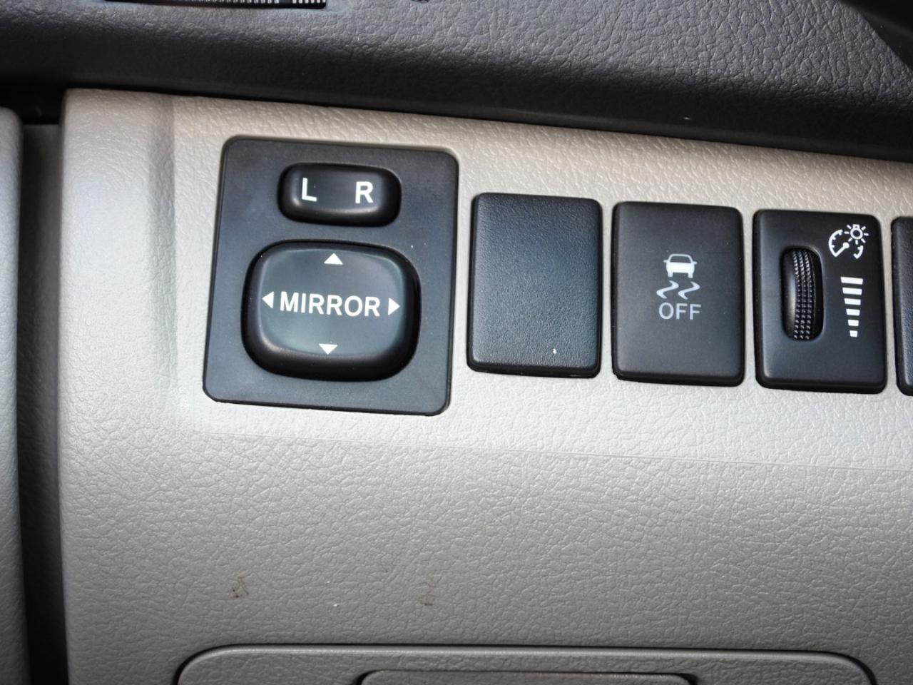 Toyota Highlander Base 2WD V6 2011