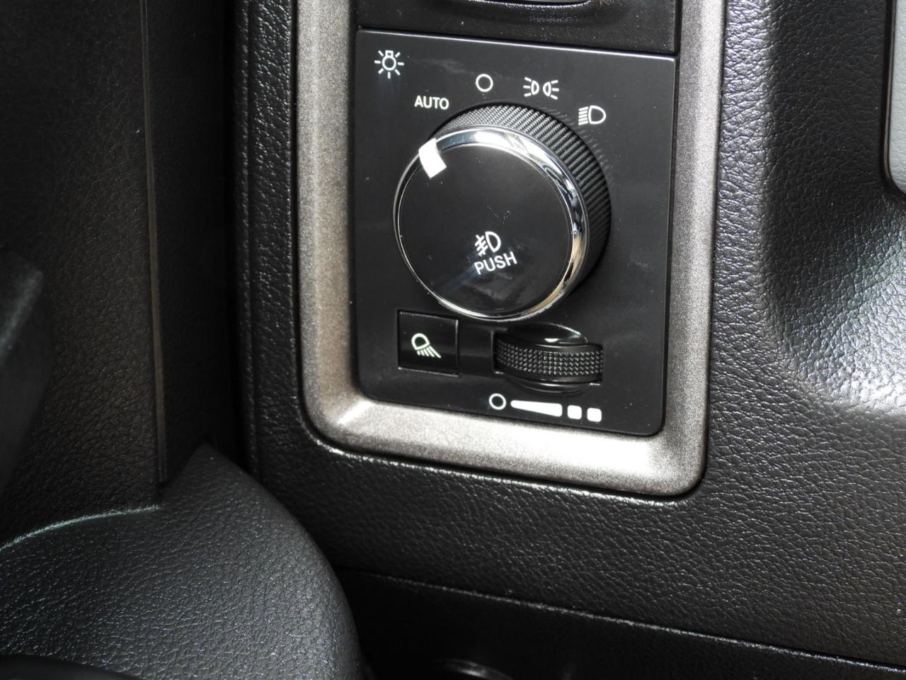 RAM 1500 Tradesman Quad Cab 4WD 2016