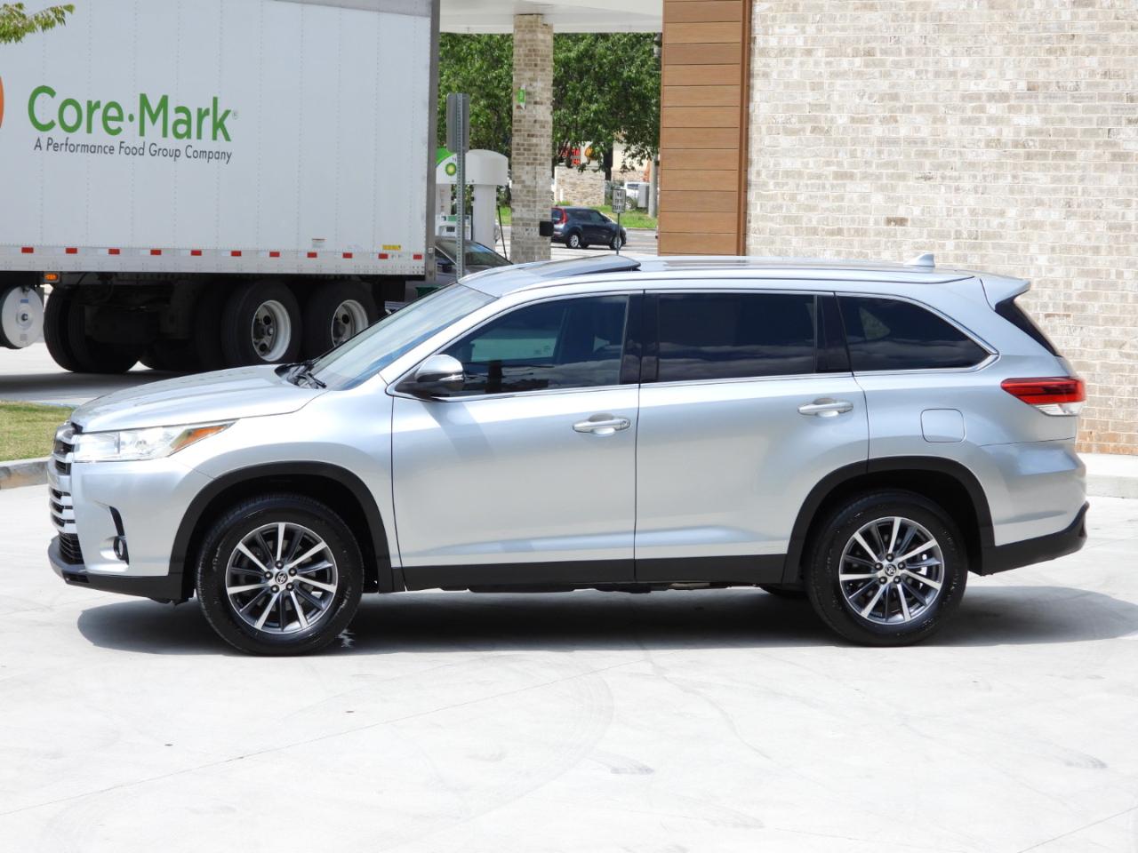 Toyota Highlander XLE FWD V6 2019