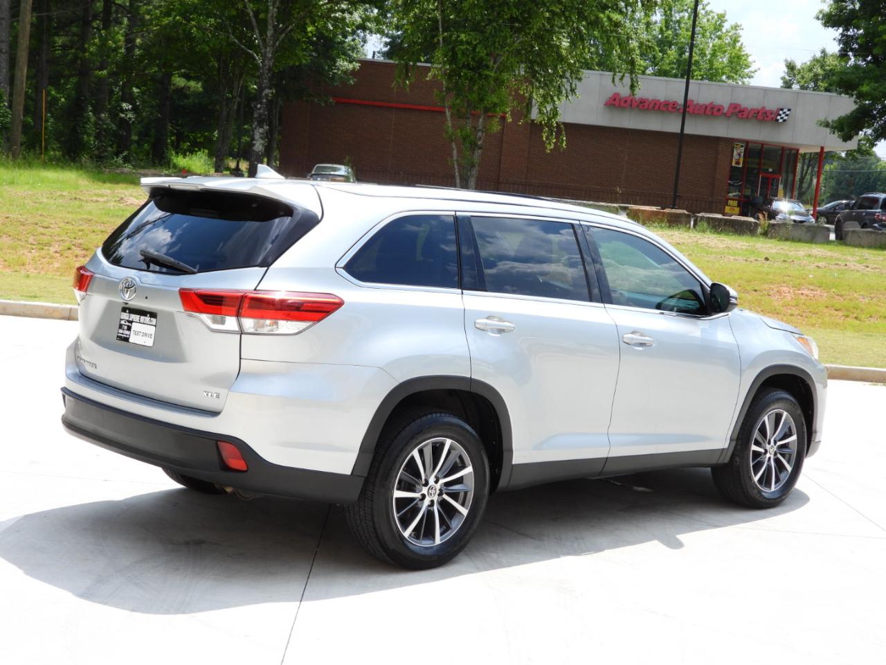 Toyota Highlander XLE FWD V6 2019