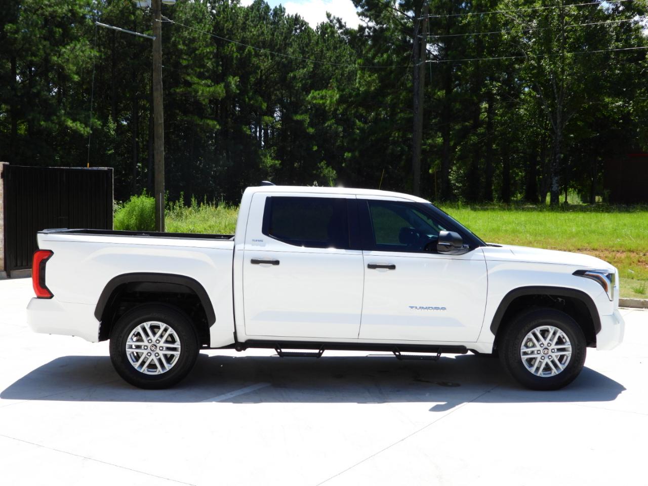 Toyota Tundra SR5 CrewMax 4WD 2024