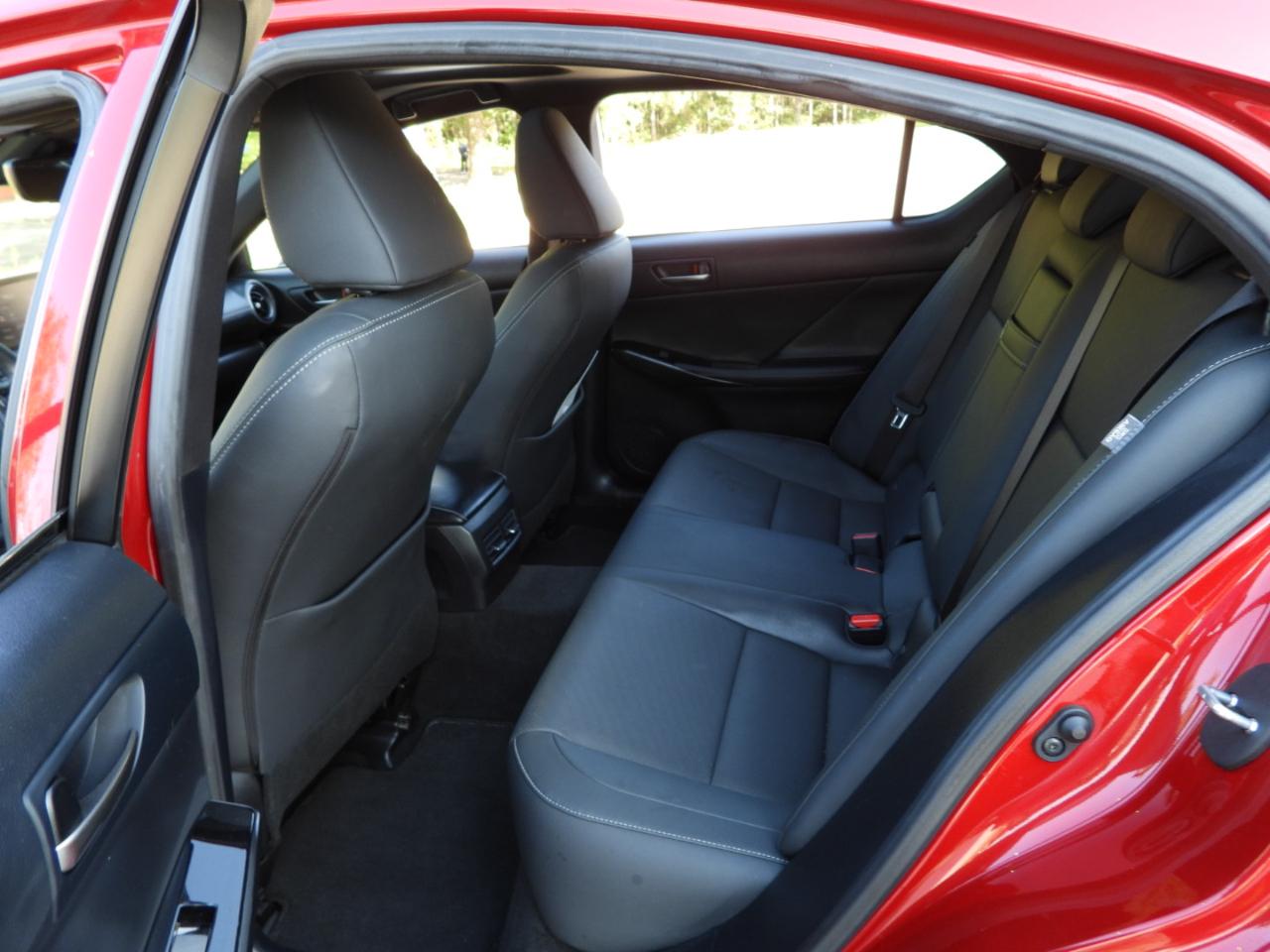 Lexus IS 300 RWD 2023