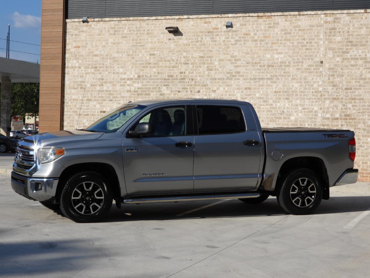 Toyota Tundra SR5 5.7L V8 FFV CrewMax 2WD 2016