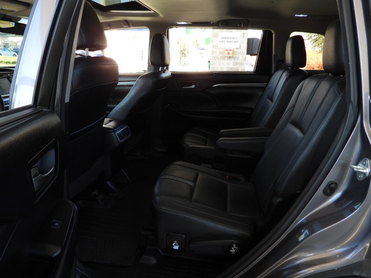 Toyota Highlander SE FWD V6 2017