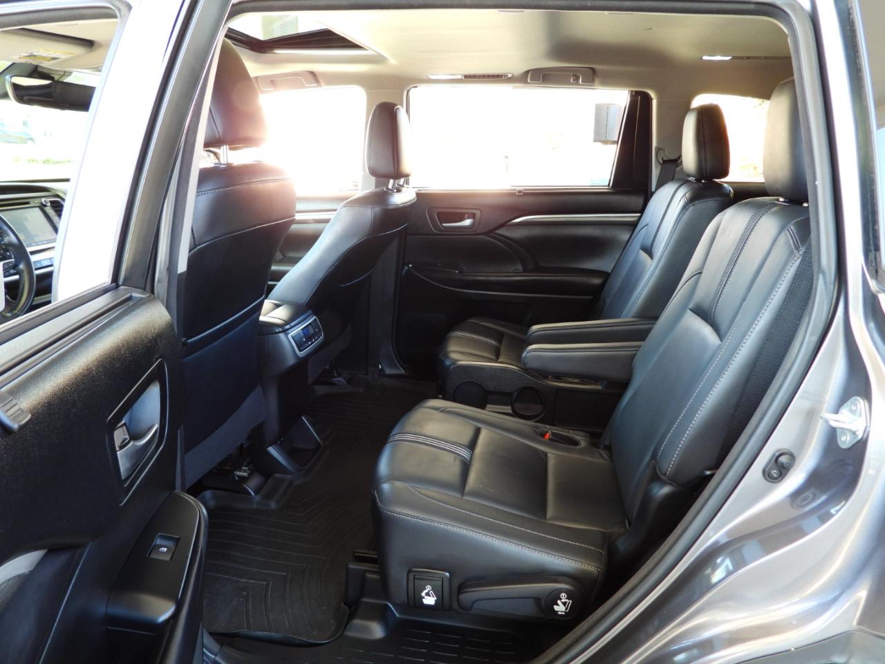 Toyota Highlander SE FWD V6 2017