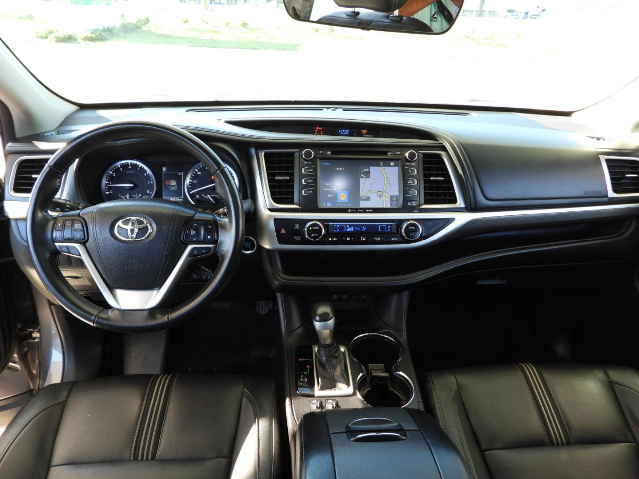Toyota Highlander SE FWD V6 2017