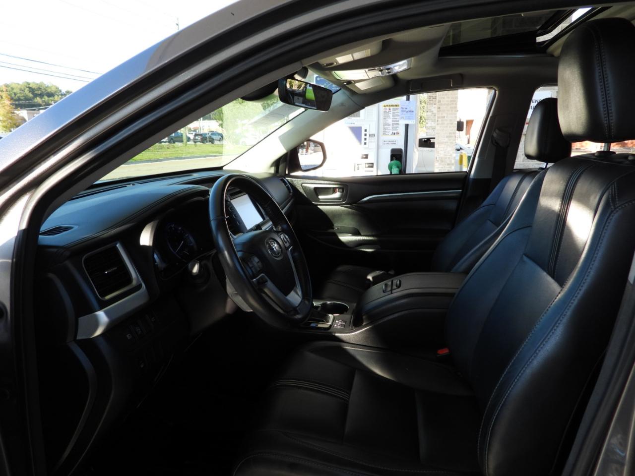 Toyota Highlander SE FWD V6 2017