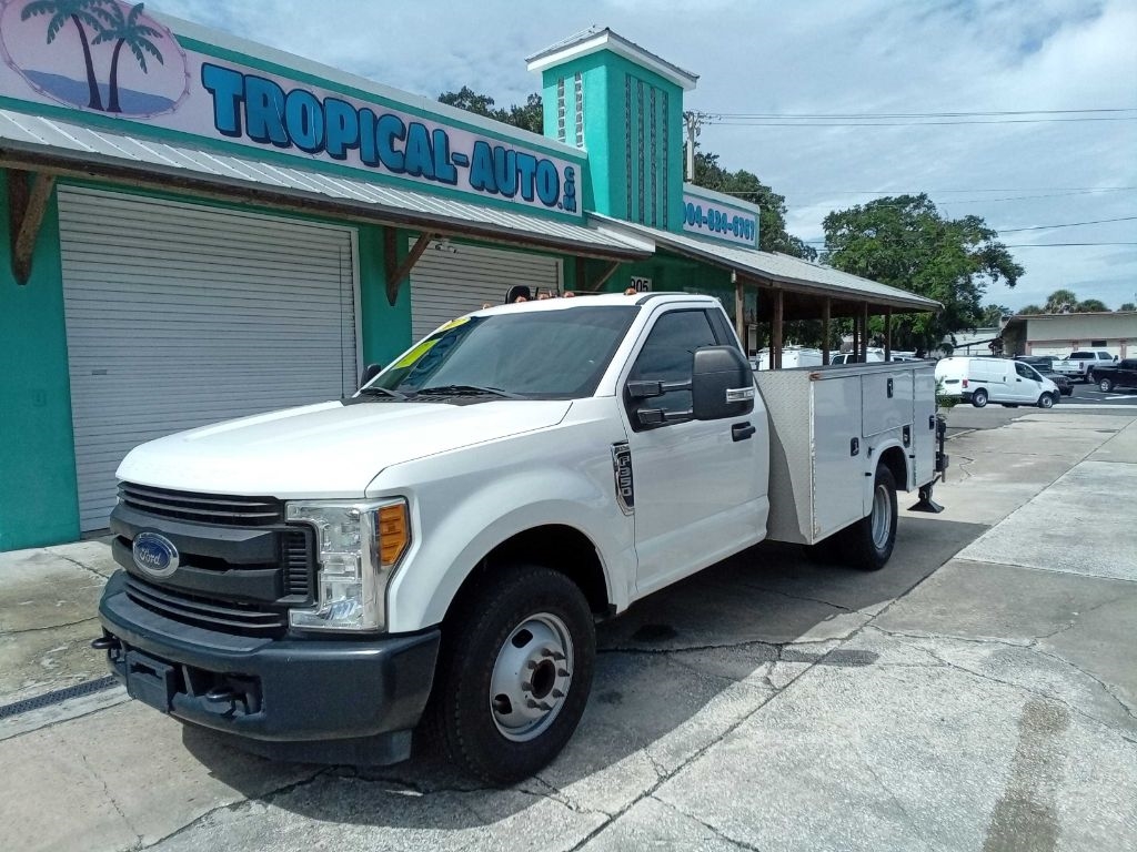 Ford Super Duty F-350 DRW XLT 2WD Reg Cab 169" WB 84" CA 2017