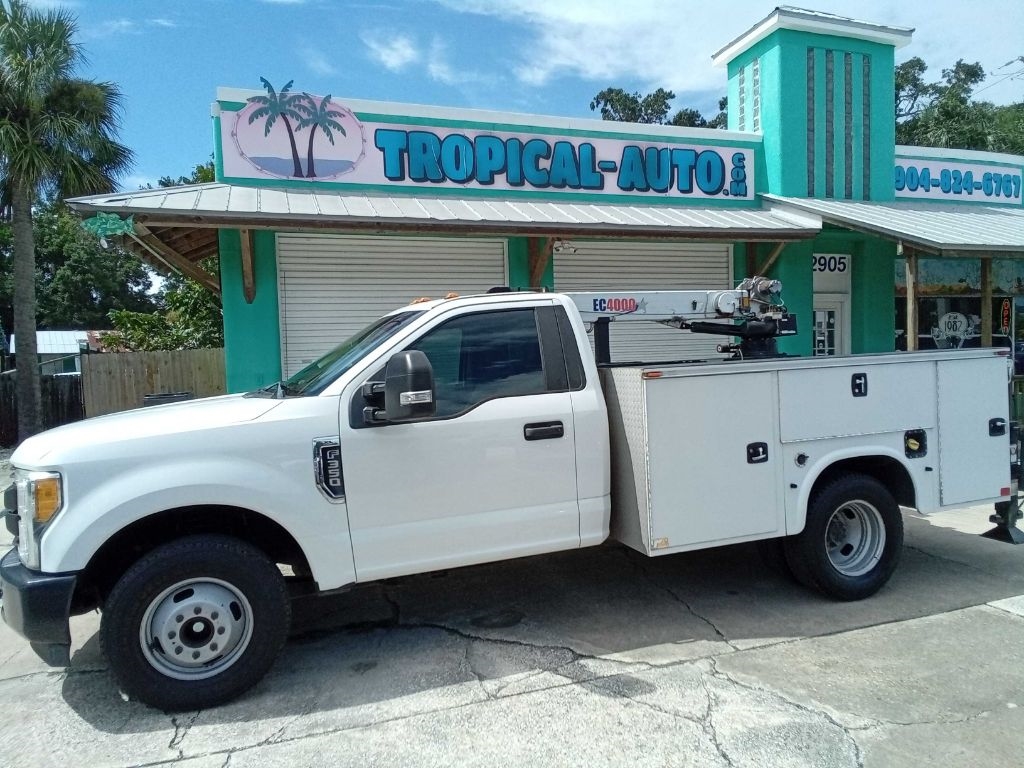 Ford Super Duty F-350 DRW XLT 2WD Reg Cab 169" WB 84" CA 2017