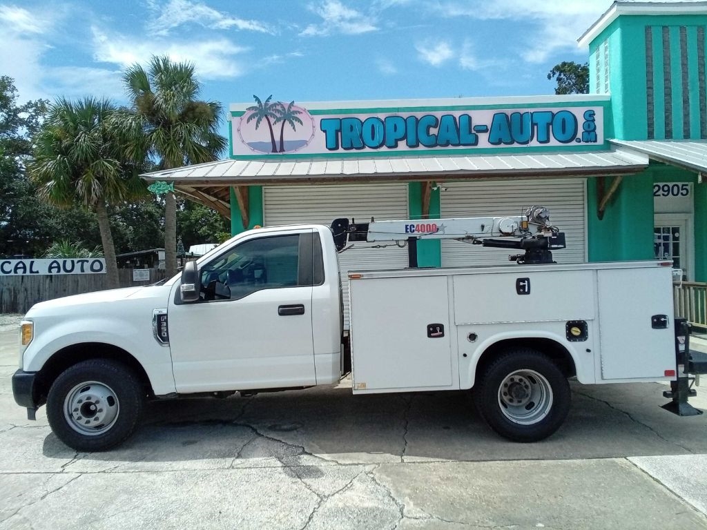 Ford Super Duty F-350 DRW XLT 2WD Reg Cab 169" WB 84" CA 2017