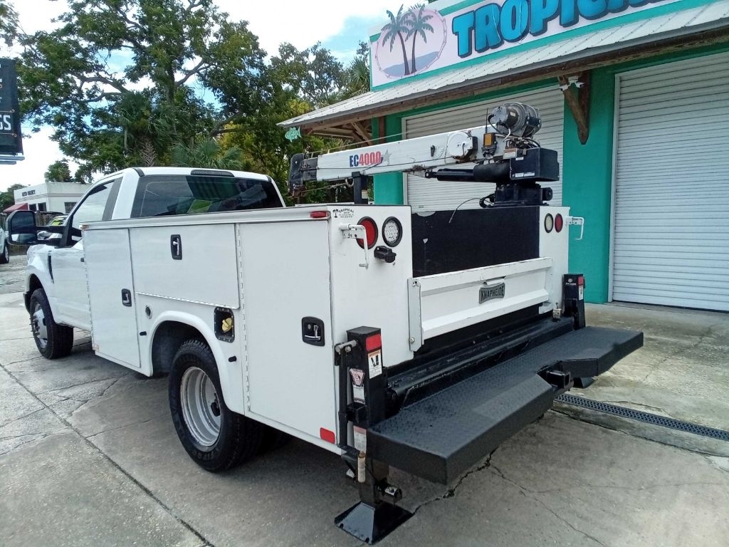 Ford Super Duty F-350 DRW XLT 2WD Reg Cab 169" WB 84" CA 2017
