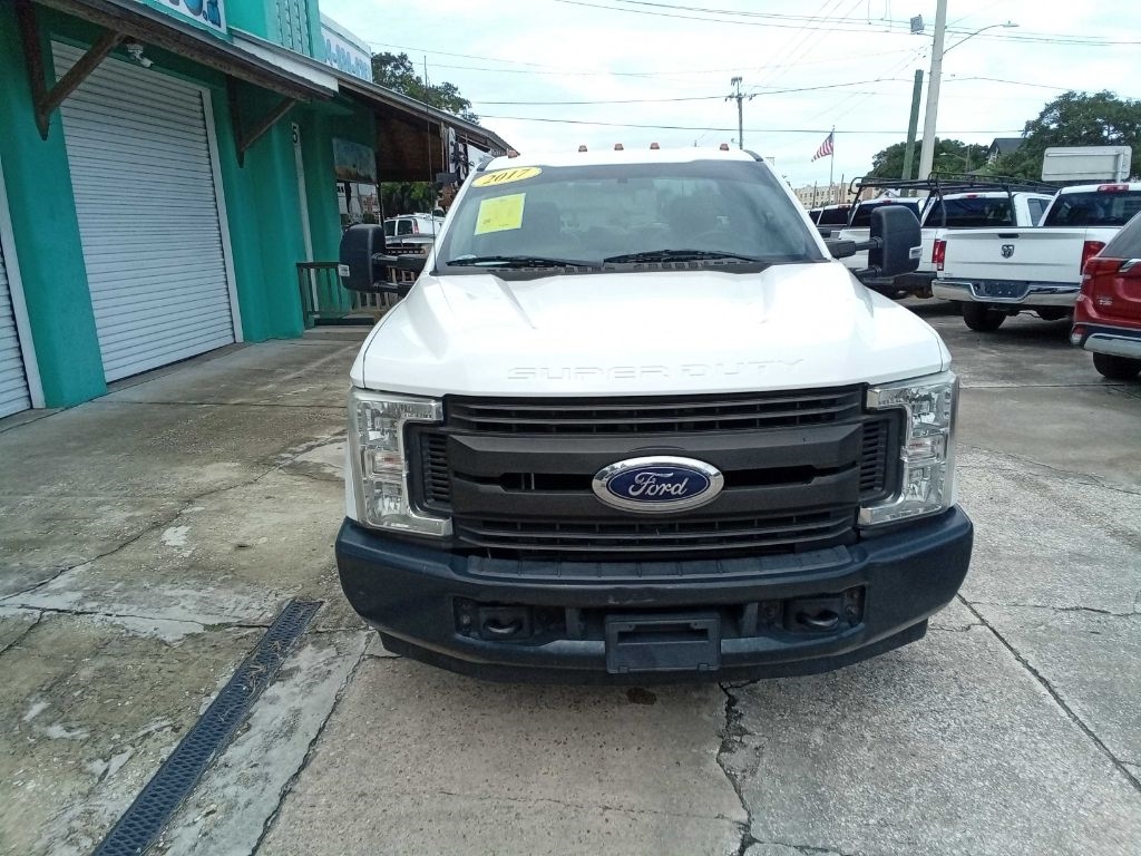 Ford Super Duty F-350 DRW XLT 2WD Reg Cab 169" WB 84" CA 2017