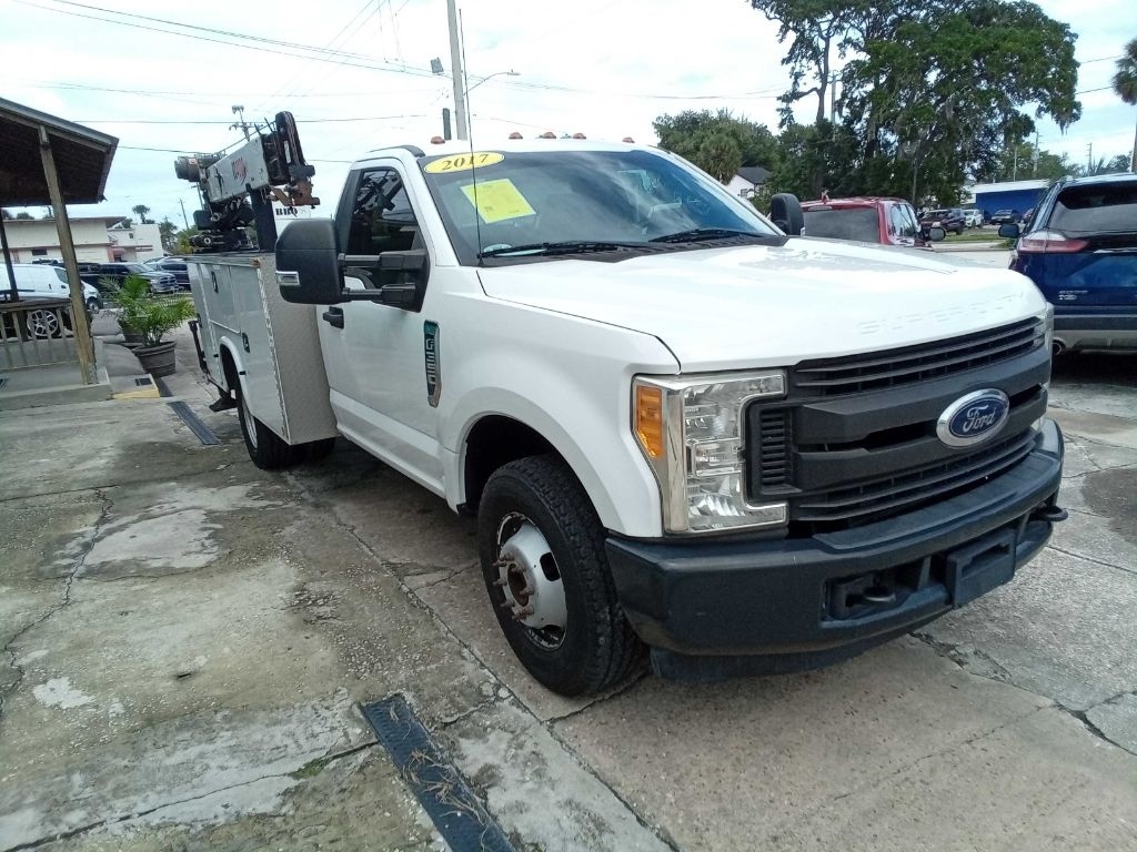 Ford Super Duty F-350 DRW XLT 2WD Reg Cab 169" WB 84" CA 2017