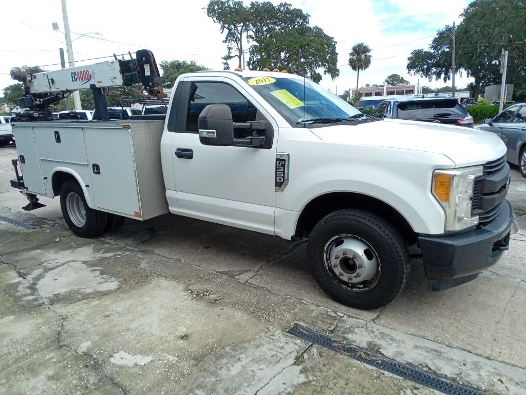 Ford Super Duty F-350 DRW XLT 2WD Reg Cab 169" WB 84" CA 2017
