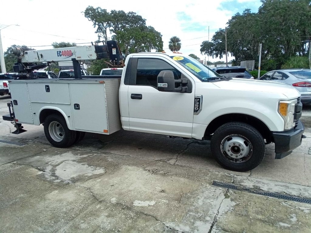 Ford Super Duty F-350 DRW XLT 2WD Reg Cab 169" WB 84" CA 2017