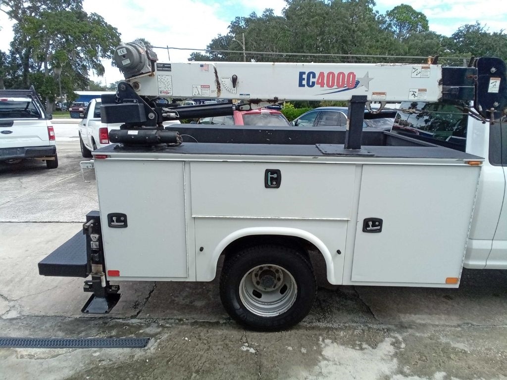 Ford Super Duty F-350 DRW XLT 2WD Reg Cab 169" WB 84" CA 2017