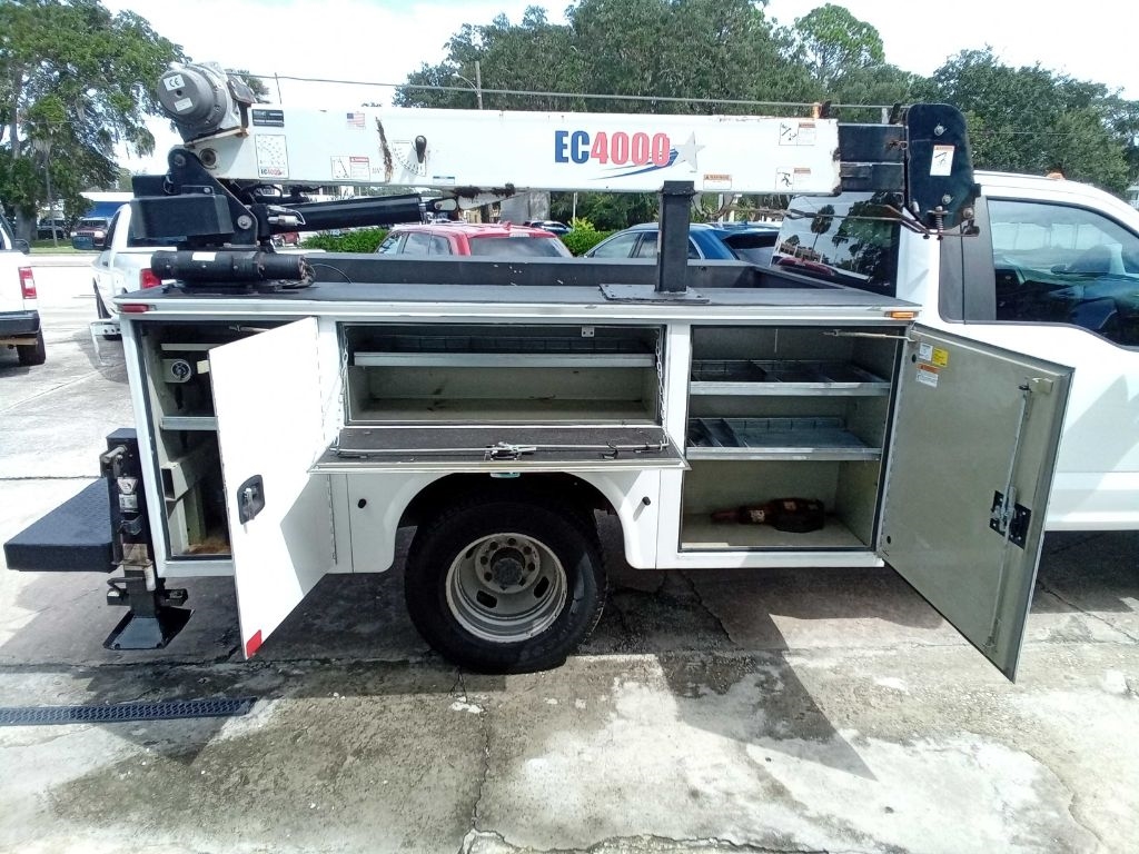 Ford Super Duty F-350 DRW XLT 2WD Reg Cab 169" WB 84" CA 2017