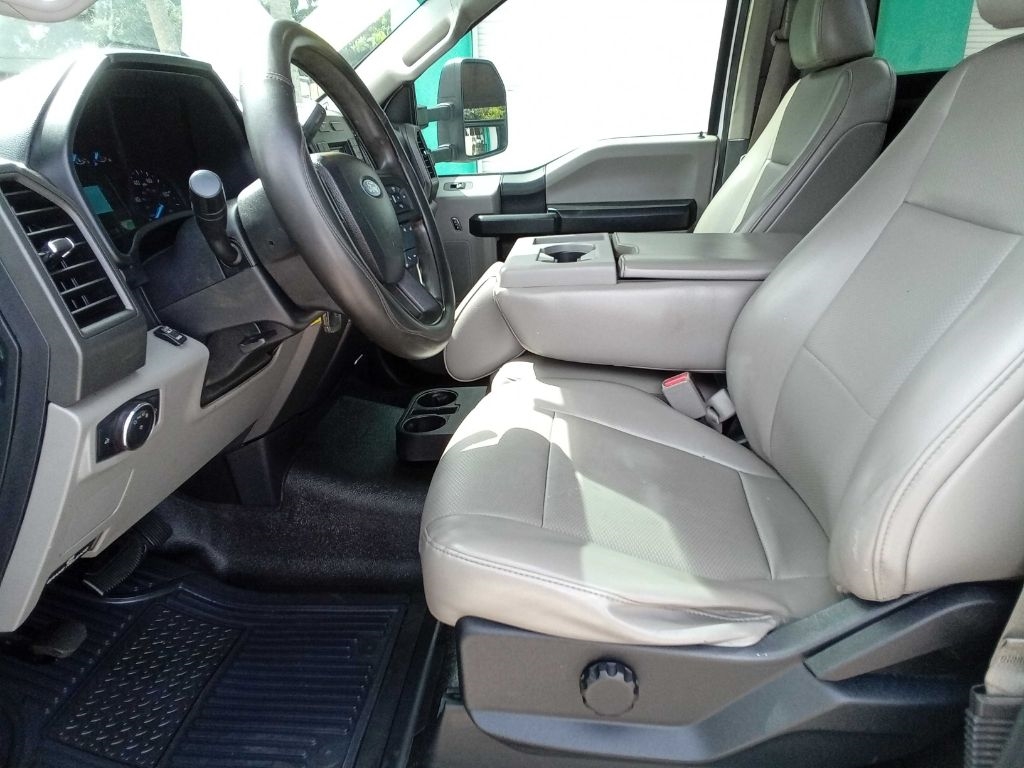 Ford Super Duty F-350 DRW XLT 2WD Reg Cab 169" WB 84" CA 2017