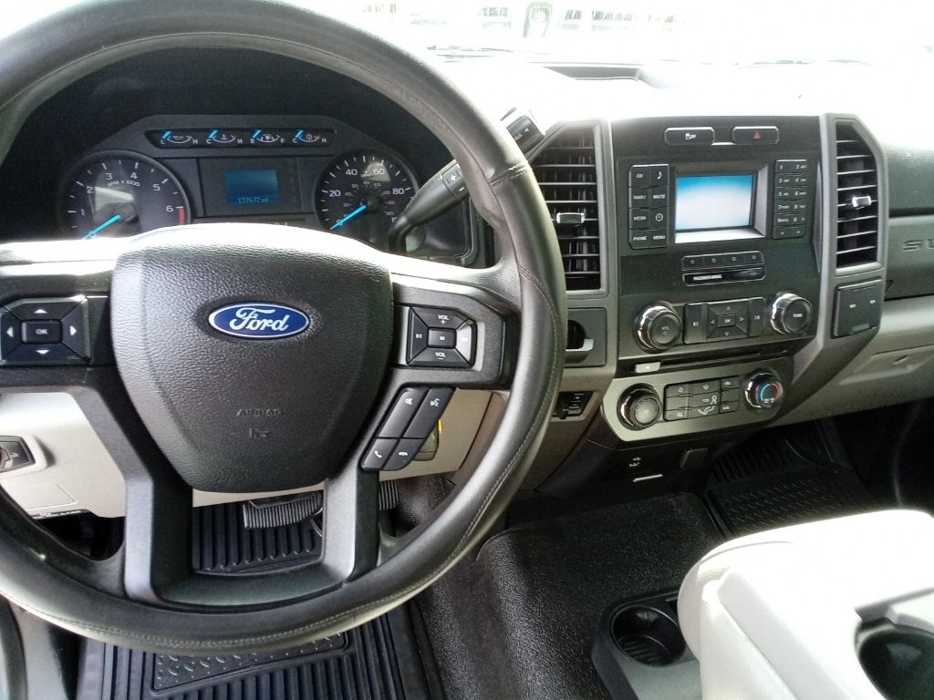 Ford Super Duty F-350 DRW XLT 2WD Reg Cab 169" WB 84" CA 2017