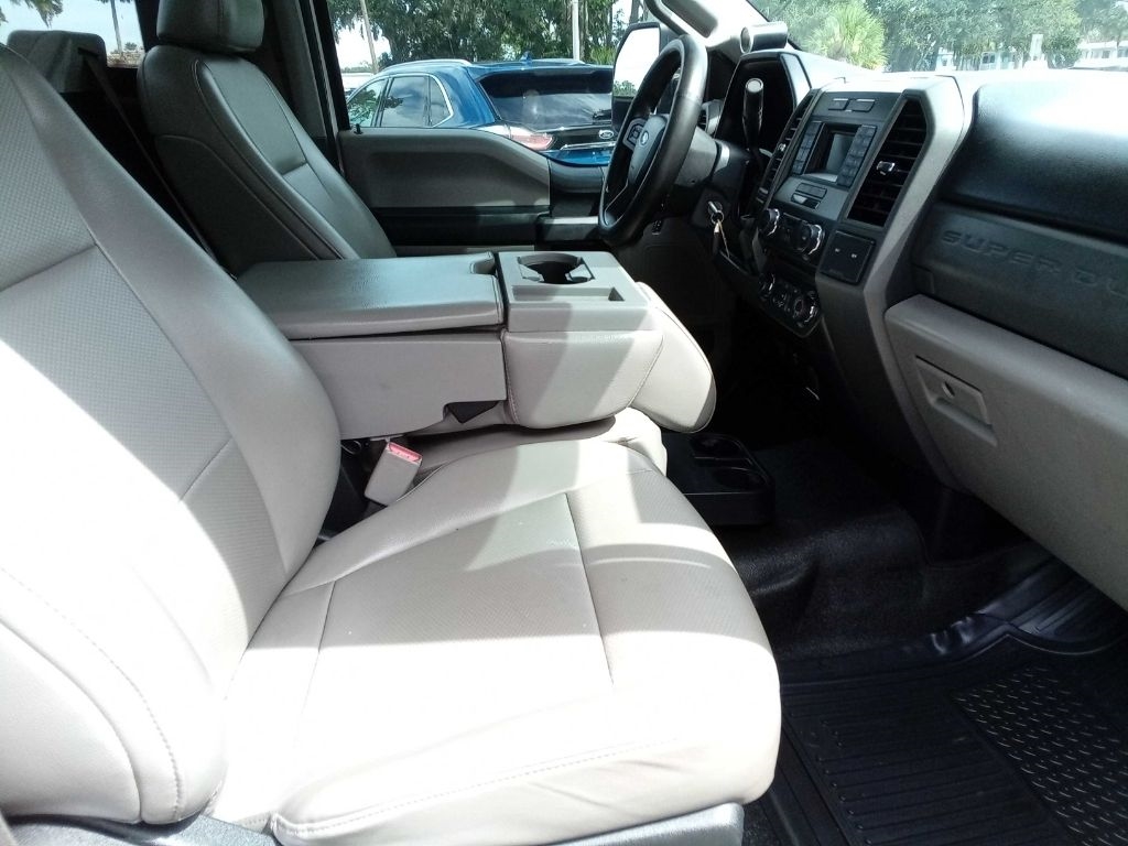 Ford Super Duty F-350 DRW XLT 2WD Reg Cab 169" WB 84" CA 2017
