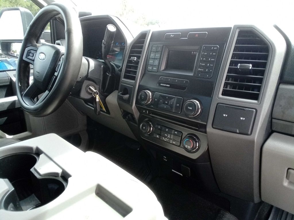 Ford Super Duty F-350 DRW XLT 2WD Reg Cab 169" WB 84" CA 2017