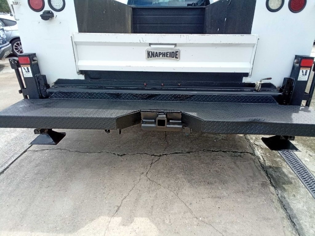 Ford Super Duty F-350 DRW XLT 2WD Reg Cab 169" WB 84" CA 2017