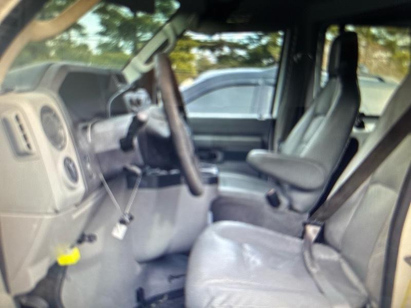 Ford Econoline E-350 XL Super Duty 2012