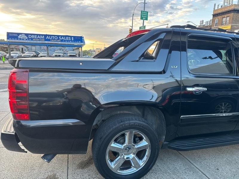Chevrolet Avalanche LTZ 4WD 2011