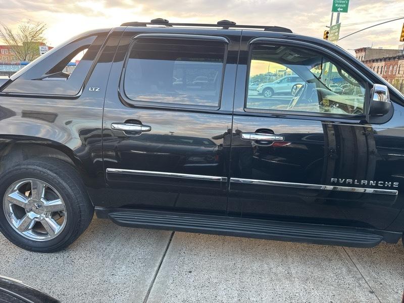Chevrolet Avalanche LTZ 4WD 2011
