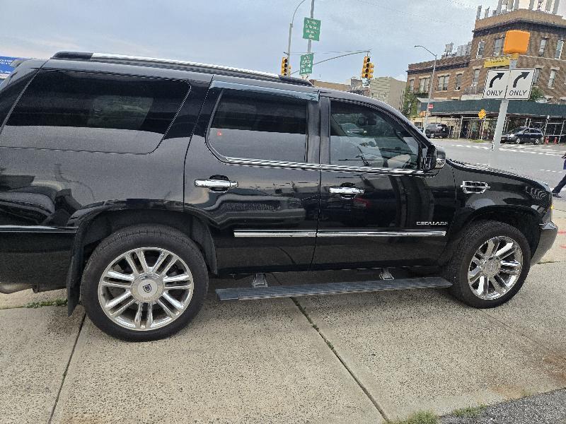 Cadillac Escalade AWD Premium 2011