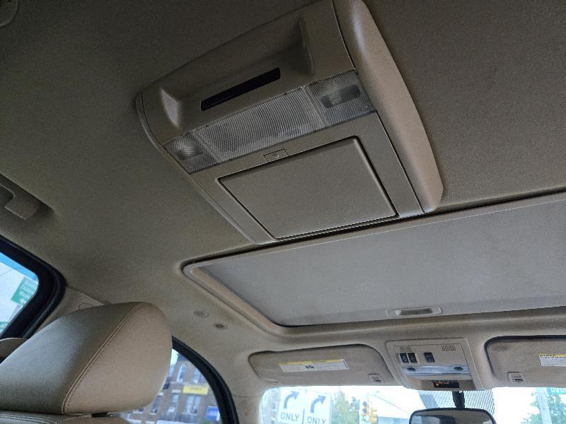 Cadillac Escalade AWD Premium 2011