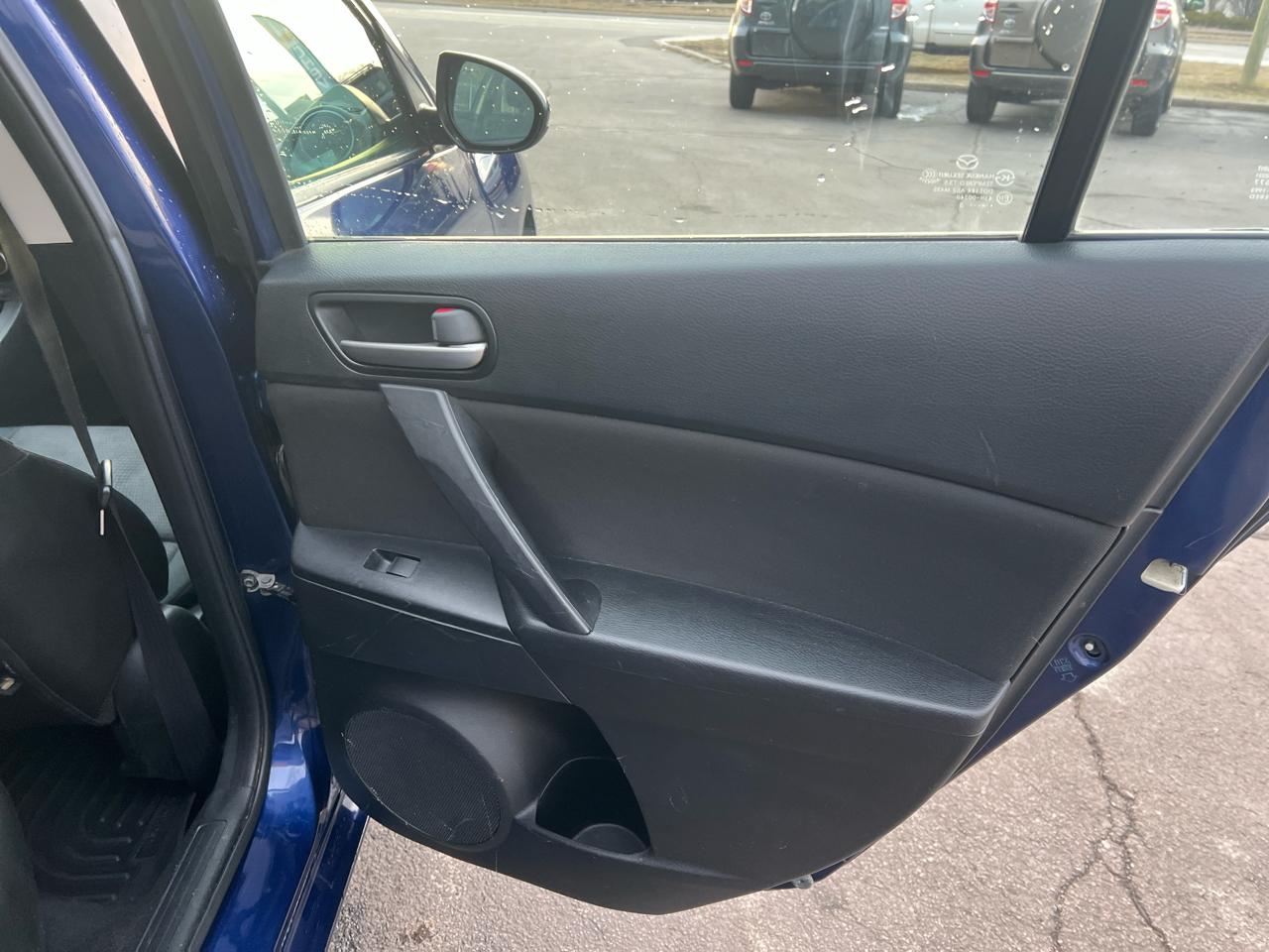 Mazda MAZDA3 i Touring AT 4-Door 2013