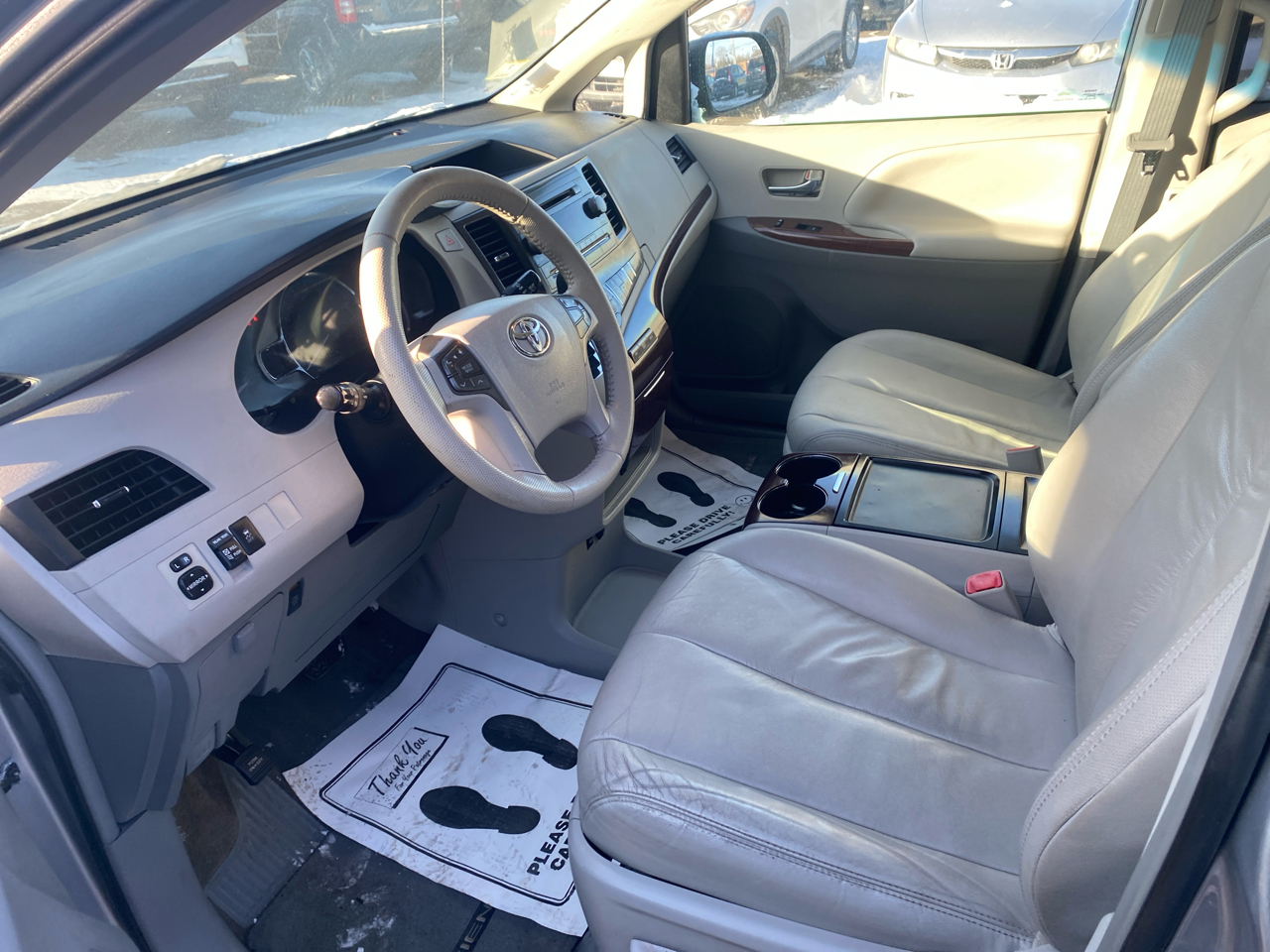 Toyota Sienna XLE FWD 8-Passenger V6 2012
