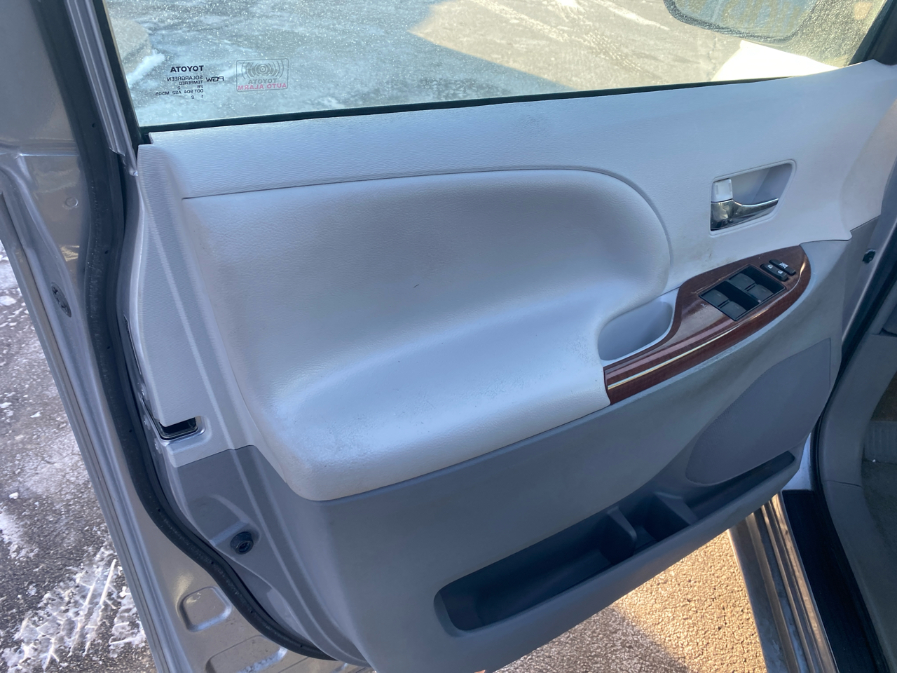 Toyota Sienna XLE FWD 8-Passenger V6 2012