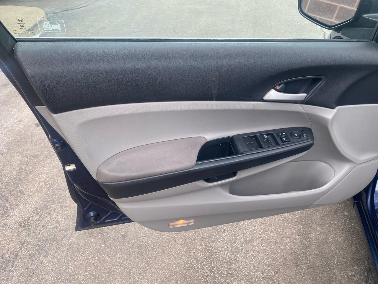 Honda Accord LX sedan AT 2012