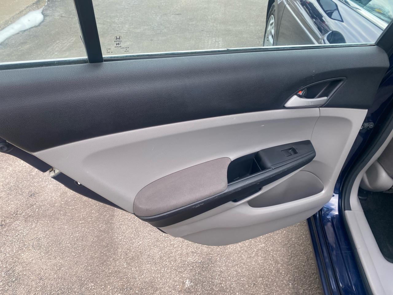 Honda Accord LX sedan AT 2012