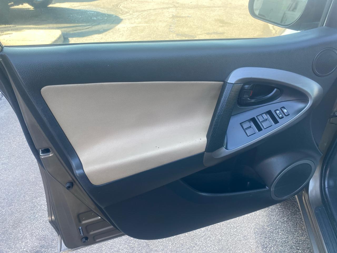 Toyota RAV4 Base I4 4WD 2012