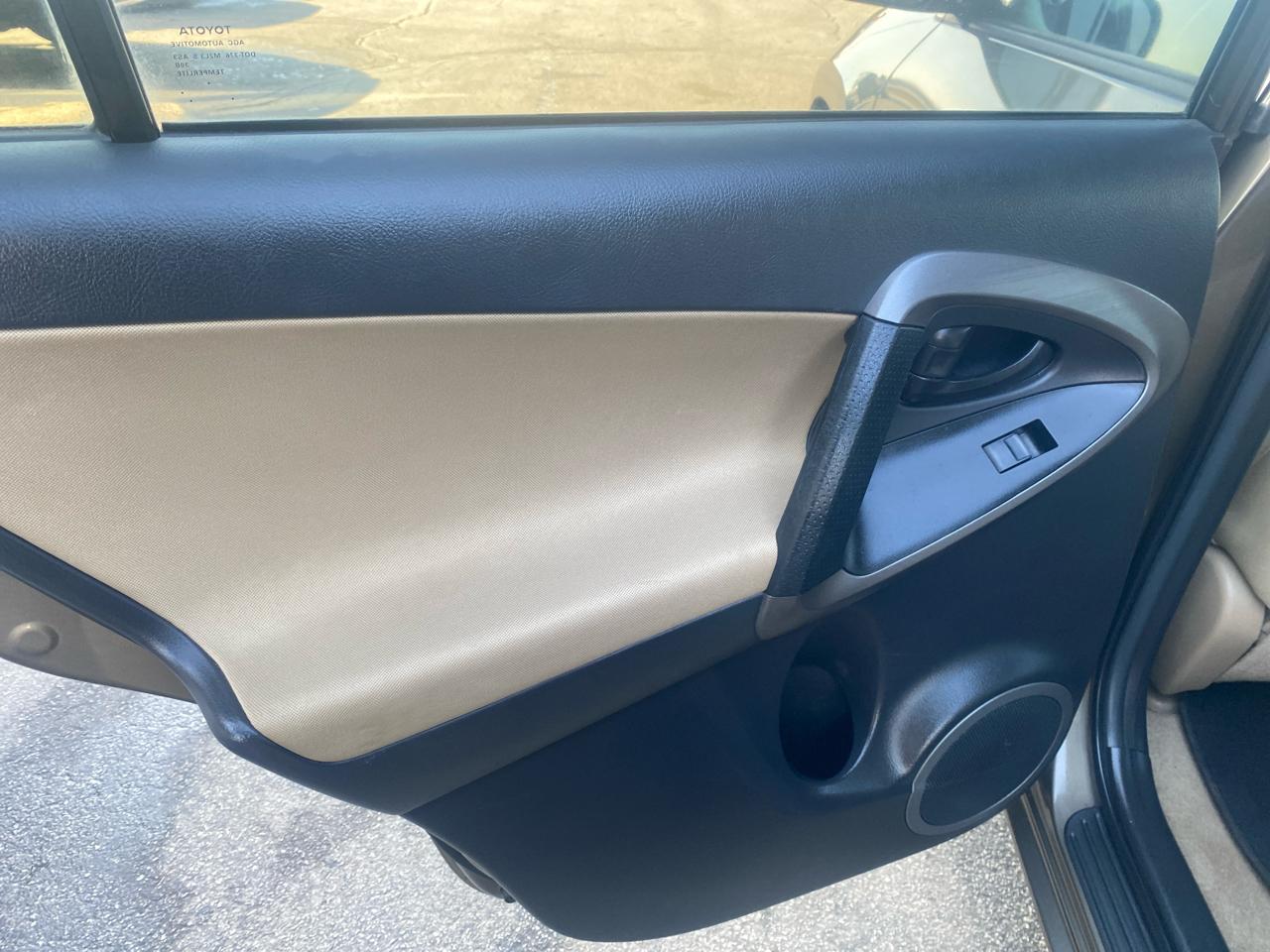 Toyota RAV4 Base I4 4WD 2012