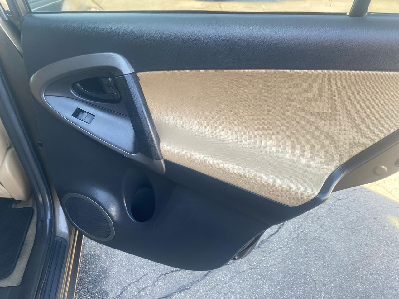 Toyota RAV4 Base I4 4WD 2012